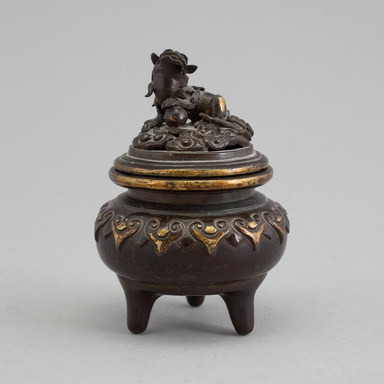 A late Qing dynasty bronze censor, avout 1900.