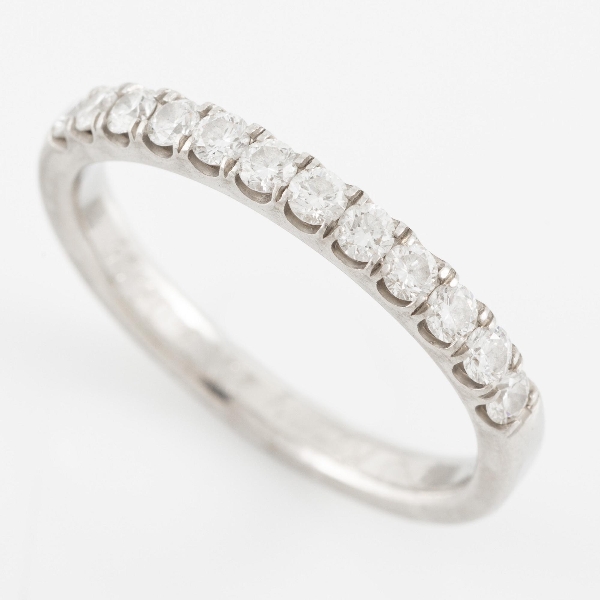 Ring, alliansring, platina med briljantslipade diamanter.