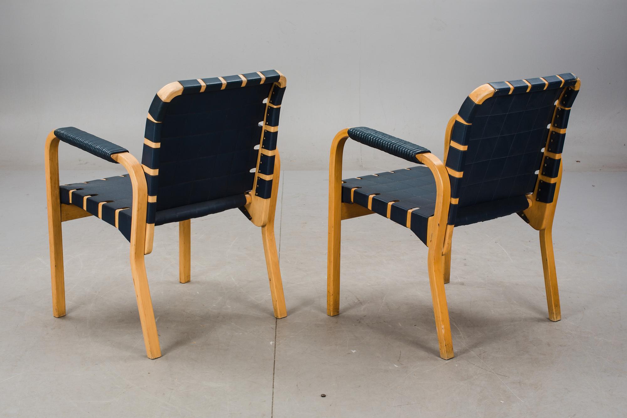 KARMSTOLAR, ett par. Alvar Aalto, modell E45.