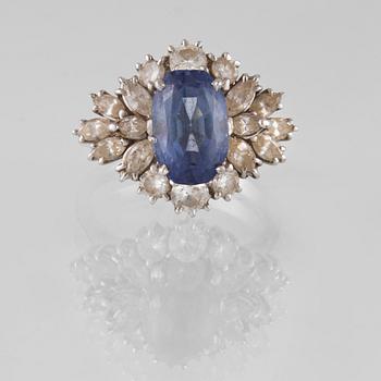 RING, 18K vitguld med blå safir samt navette och briljantslipade diamanter. Vikt 5,7 gram.