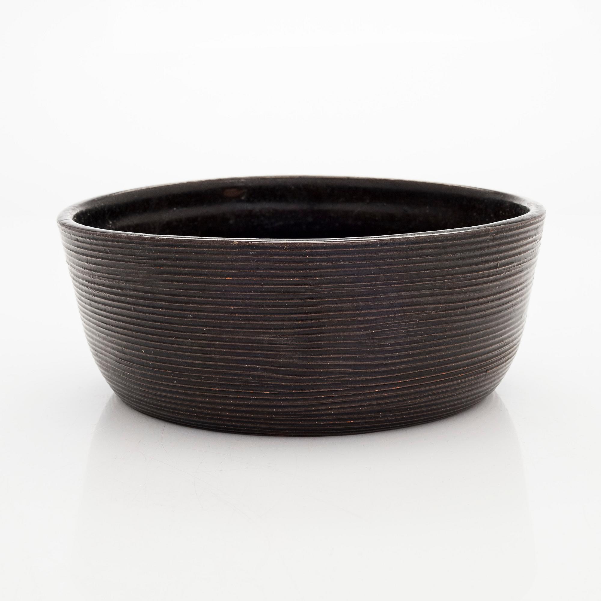 Marita Lybeck, A ceramic bowl, signed ML.