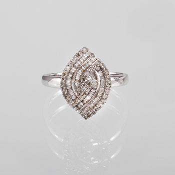 RING, 18k vitguld med briljant och baguettslipade diamanter, 0.41 ct. Vikt 3,0 g.