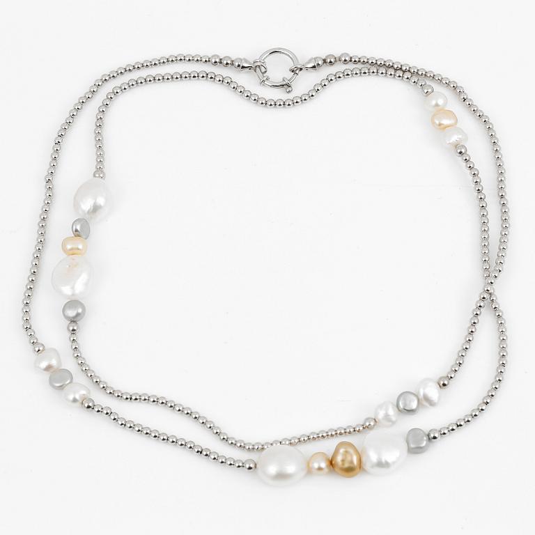 HALSBAND, med olika färgade odlade sötvattenspärlor och låset i silver, Italien, nytillverkad.