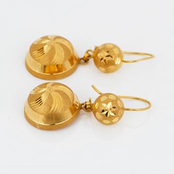 ÖRHÄNGEN, RING, HÄNGE samt kedja, troligen 21 K guld och mellanöstern. Vikt ca 16,14 g.