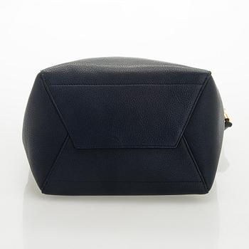 Céline, a 'Seau Sangle' bag.