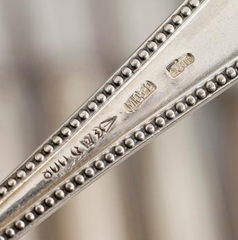 BESTICK, 24 delar snarlika, silver, bl a CG Hallberg, Stockholm, 1917. Vikt med stålblad ca 906 gram.