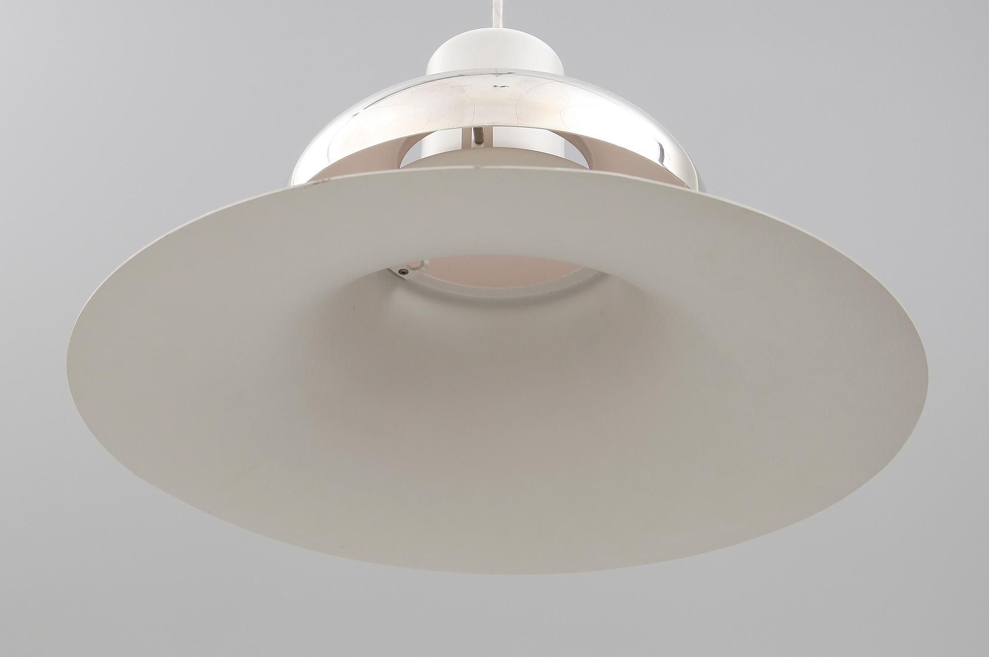 TAKLAMPA, Louis Poulsen, 16557, Danmark, 1900-talets andra hälft. Höjd ca 25 cm.