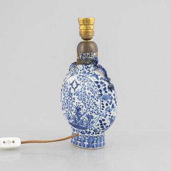 A blue and white porcelain moon flask altered into a table lamp, China, Qing dynasty, 19th century.