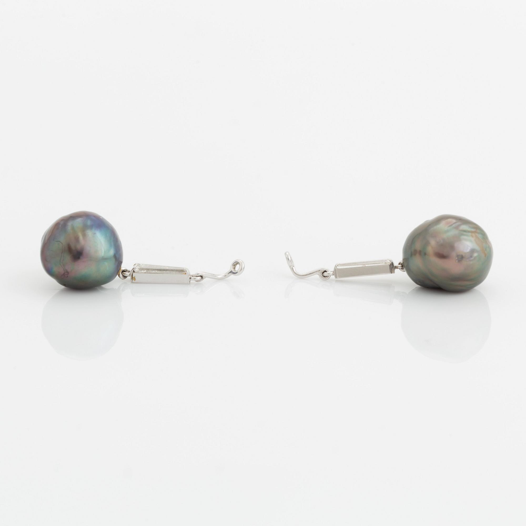 A pair of pendants for earrings in 18K white gold and cultured Tahiti pearls.