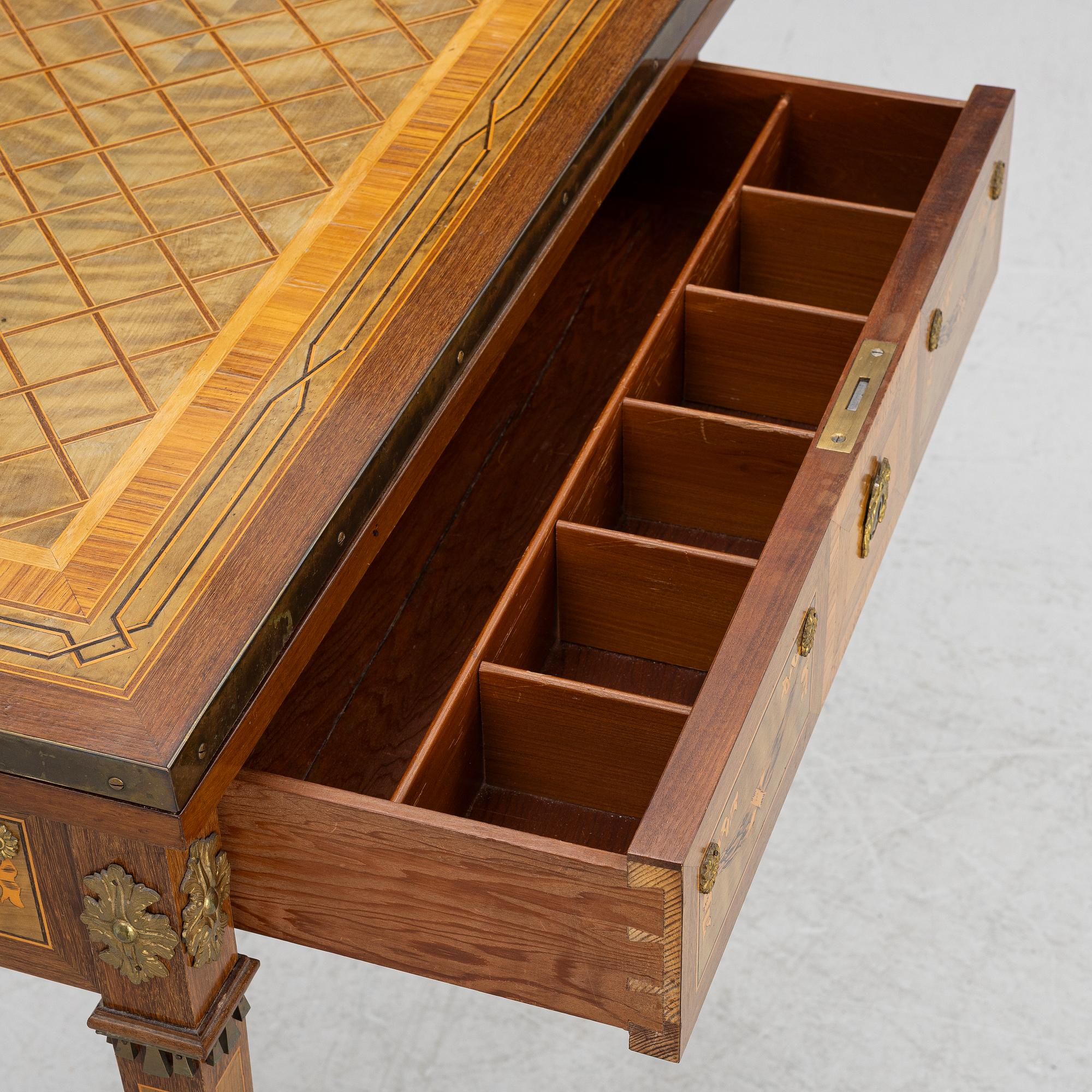 Damarbetsbord/spelbord, gustaviansk stil, 1900-talets första hälft.