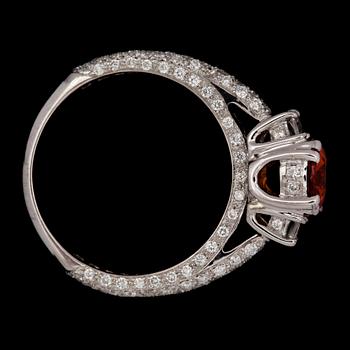 RING, 18k vitguld med orange safir ca1,71ct o diamanter tot ca0,69ct. Vikt 4,5g.