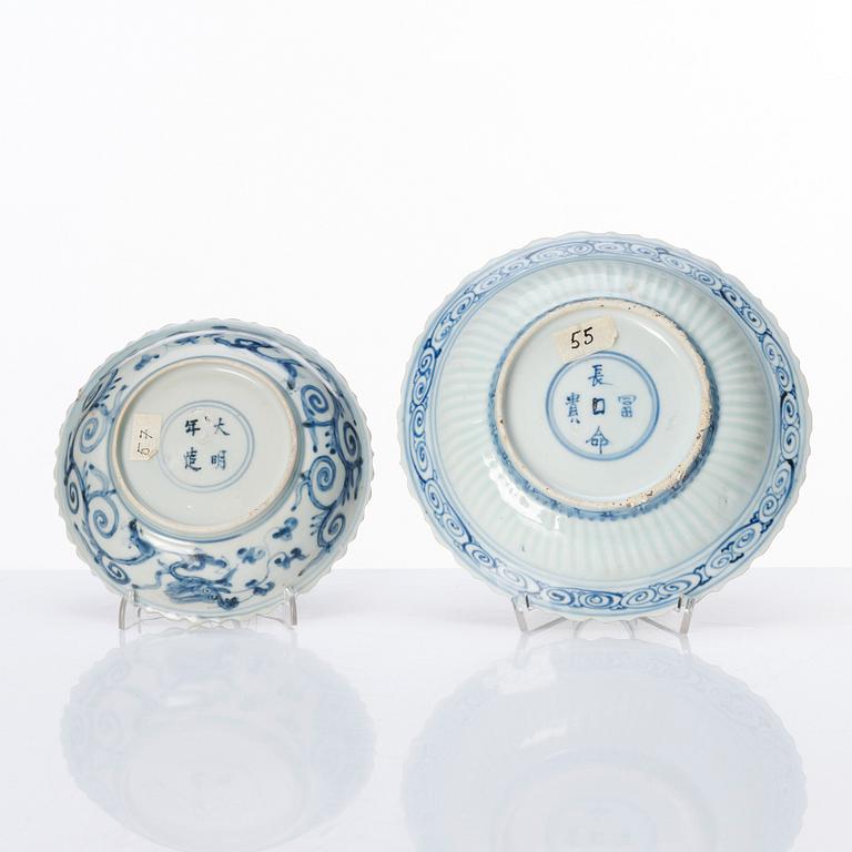 A pair of blue and white dishes, Ming dynasty (1368-1644).