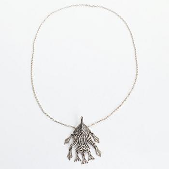 Halsband/brosch, "Uhtuan sotka", sterlingsilver. Kalevala Koru, Helsingfors 1993.