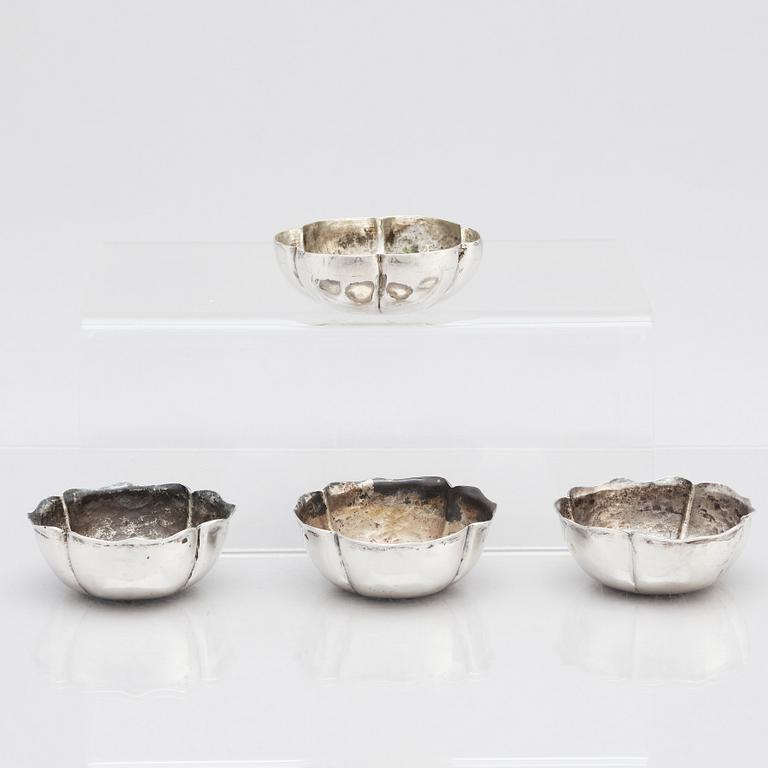 Skålar, 3+1, låghaltigt silver, Kina, Qingdynastin.