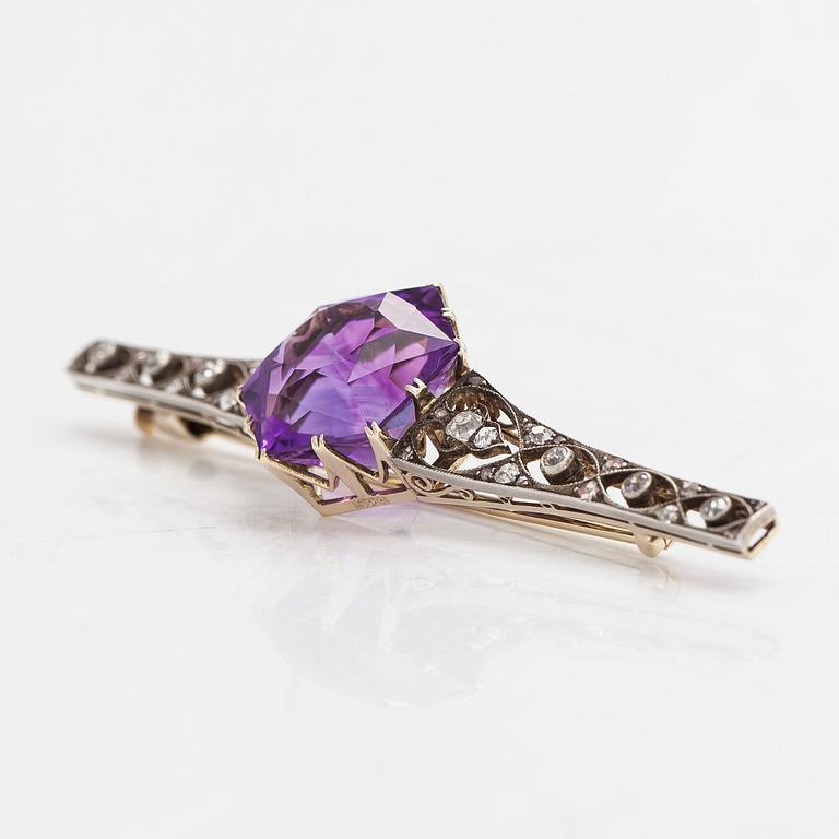 Brooch, 14K gold, with an amethyst, old- and rose-cut diamonds ca 0.40 ct in total, early 20th century.