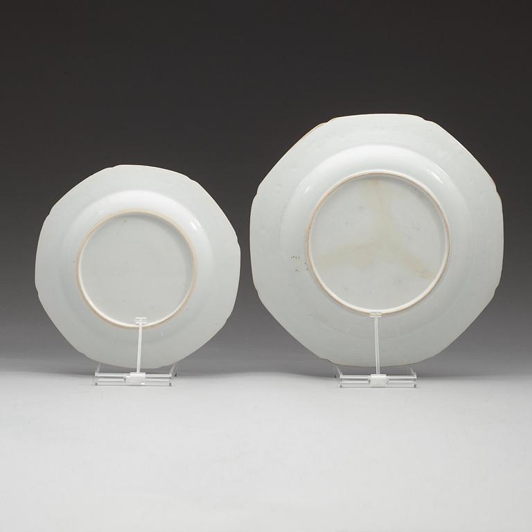 A set of 14 blue and white dinner plates and a serving dish, Qing dynasty, Qianlong (1736-95).