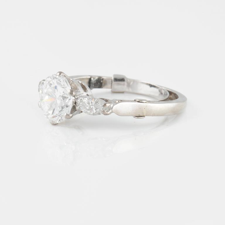 RING, med gammalslipad diamant ca 1.20 ct samt 2 navetteslipade diamanter.