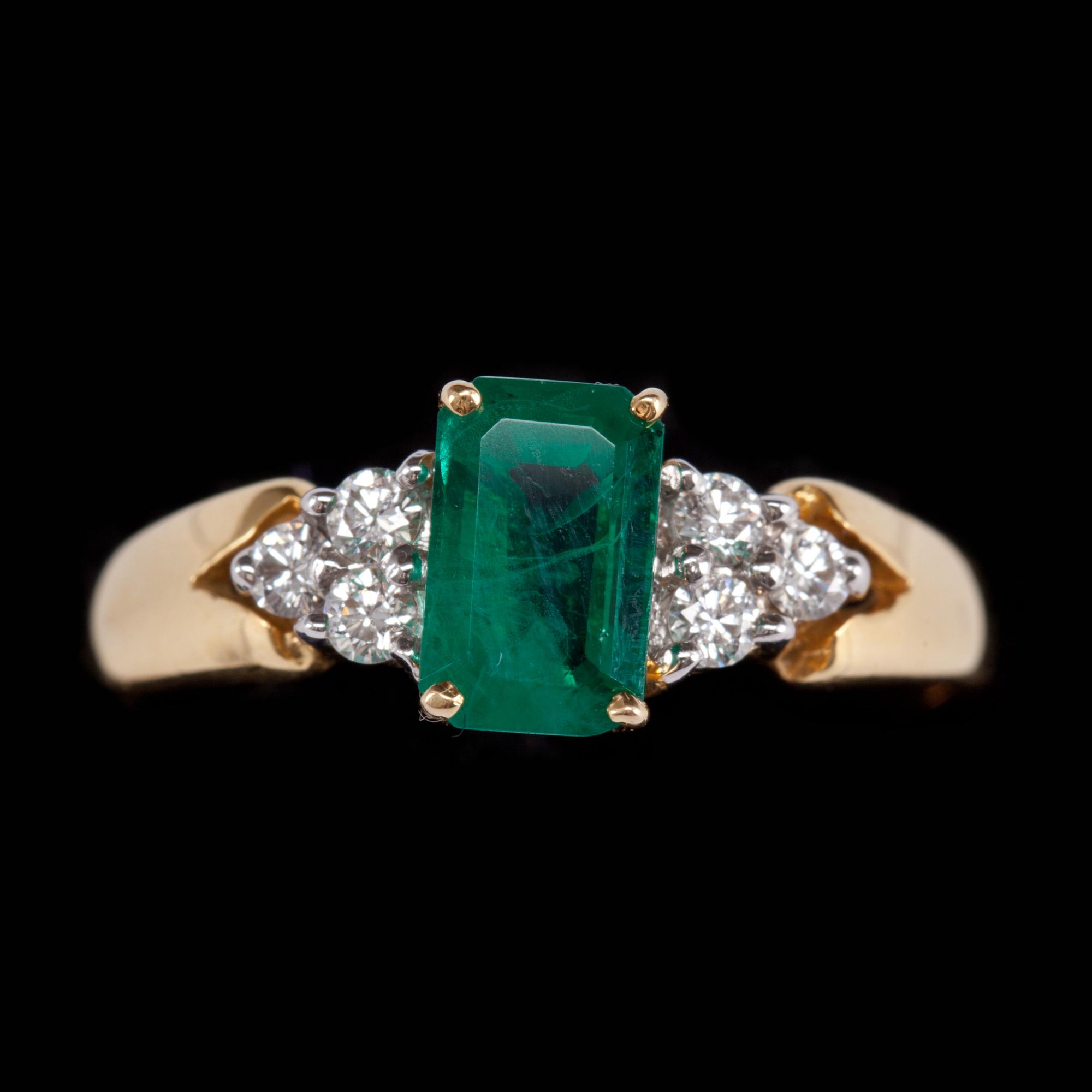 RING, 18k guld med smaragd samt briljantslipade diamanter. Vikt 3 g.