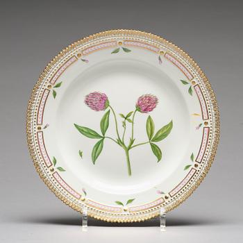 A set of 12 large Royal Copenhagen 'Flora Dancia' dinner plates, Denmark, 20th Century.