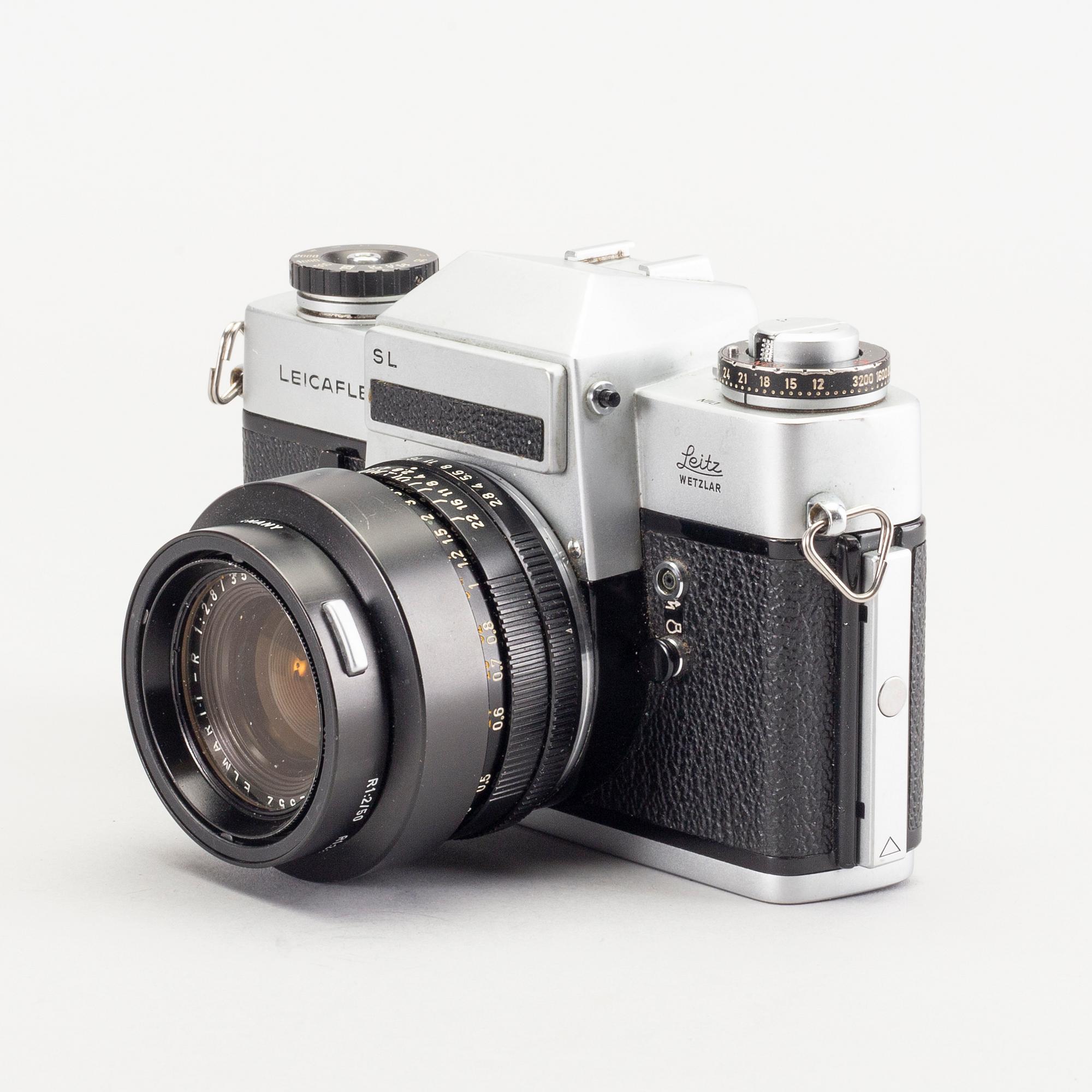 A chrome Leicaflex SL / Leica no 1198668 (1968) and two lenses.