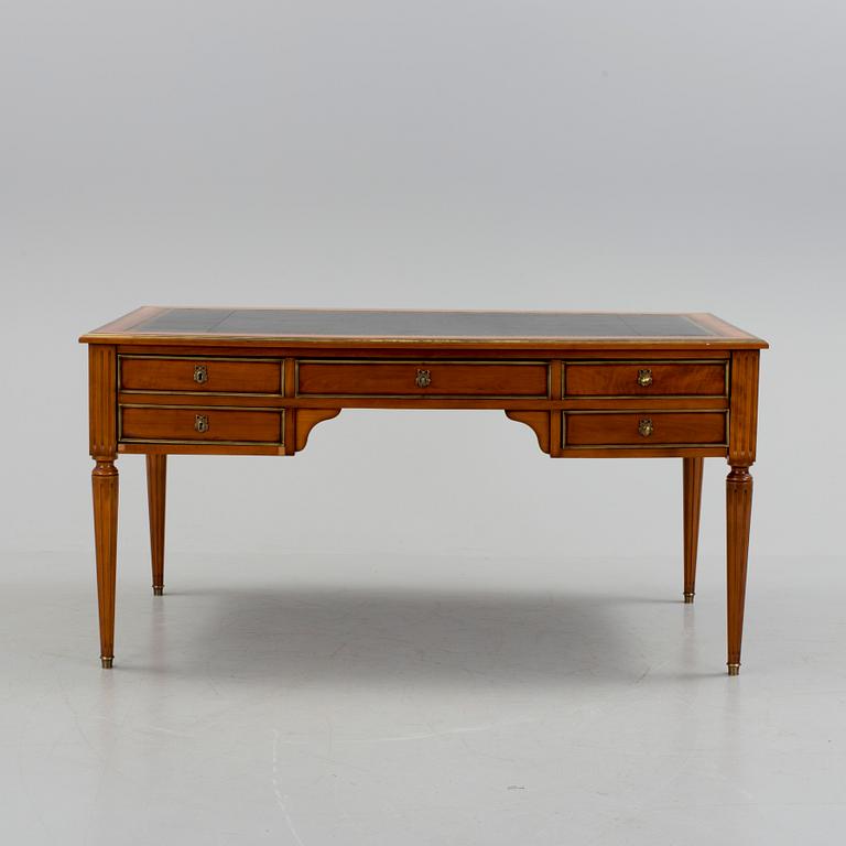 SKRIVBORD, Louis Seize-stil, 1900-talets andra hälft.