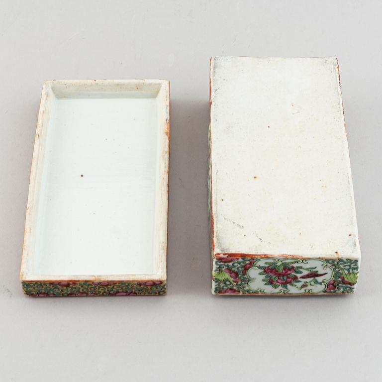 Porslinsföremål, 4 delar, kantonporslin. Qingdynastin, sent 1800-tal.