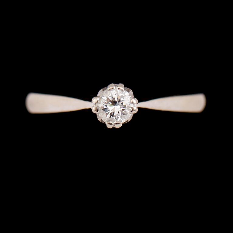 RING, 18 k vitguld med briljant, 0.20 ct enligt gravyr. Vikt ca 2 gram.