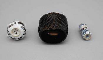 SNUSFLASKOR samt MINIATYRVAS, glas och porslin, Kina, 1900-tal.