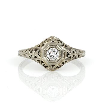 RING, 18K vitguld med briljantslipad diamant ca 0,20 ct, USA, 1900-talets första hälft. Total vikt ca 2,37 g.