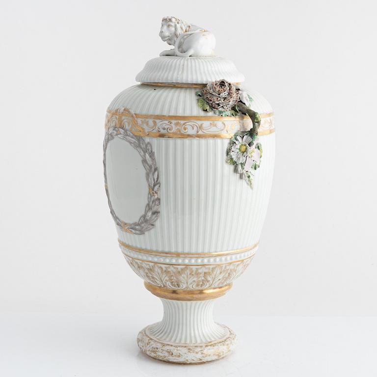 A porcelain urn, Royal Copenhagen, Denmark, 19th century.