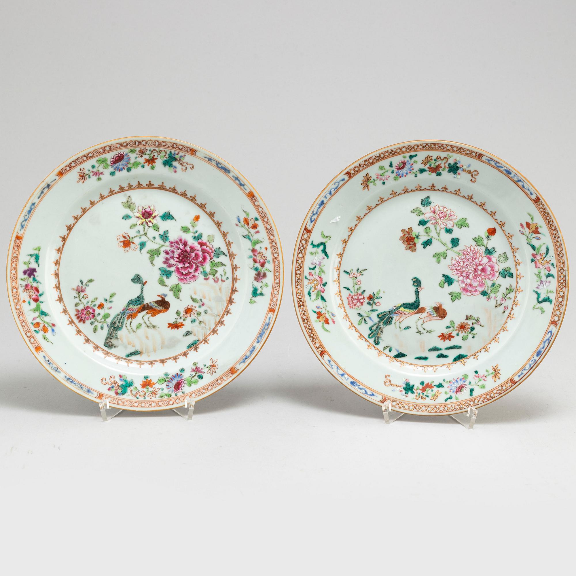 TALLRIKAR, tre stycken, kompaniporslin. Qingdynastin, Qianlong (1736-95).