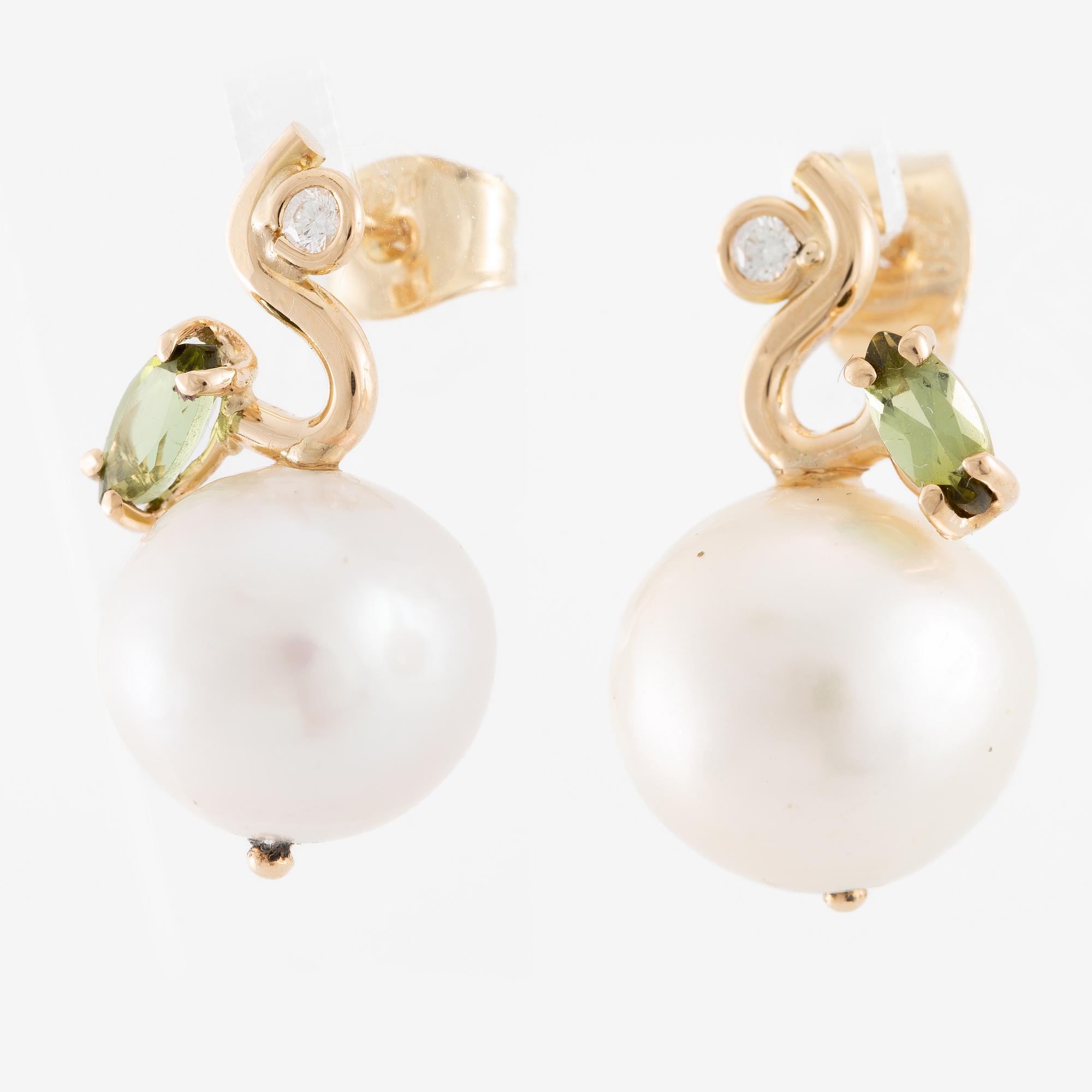 Earrings, Mandelstam, 18K gold with cultured freshwater pearls, green tourmalines, and brilliant-cut diamonds.