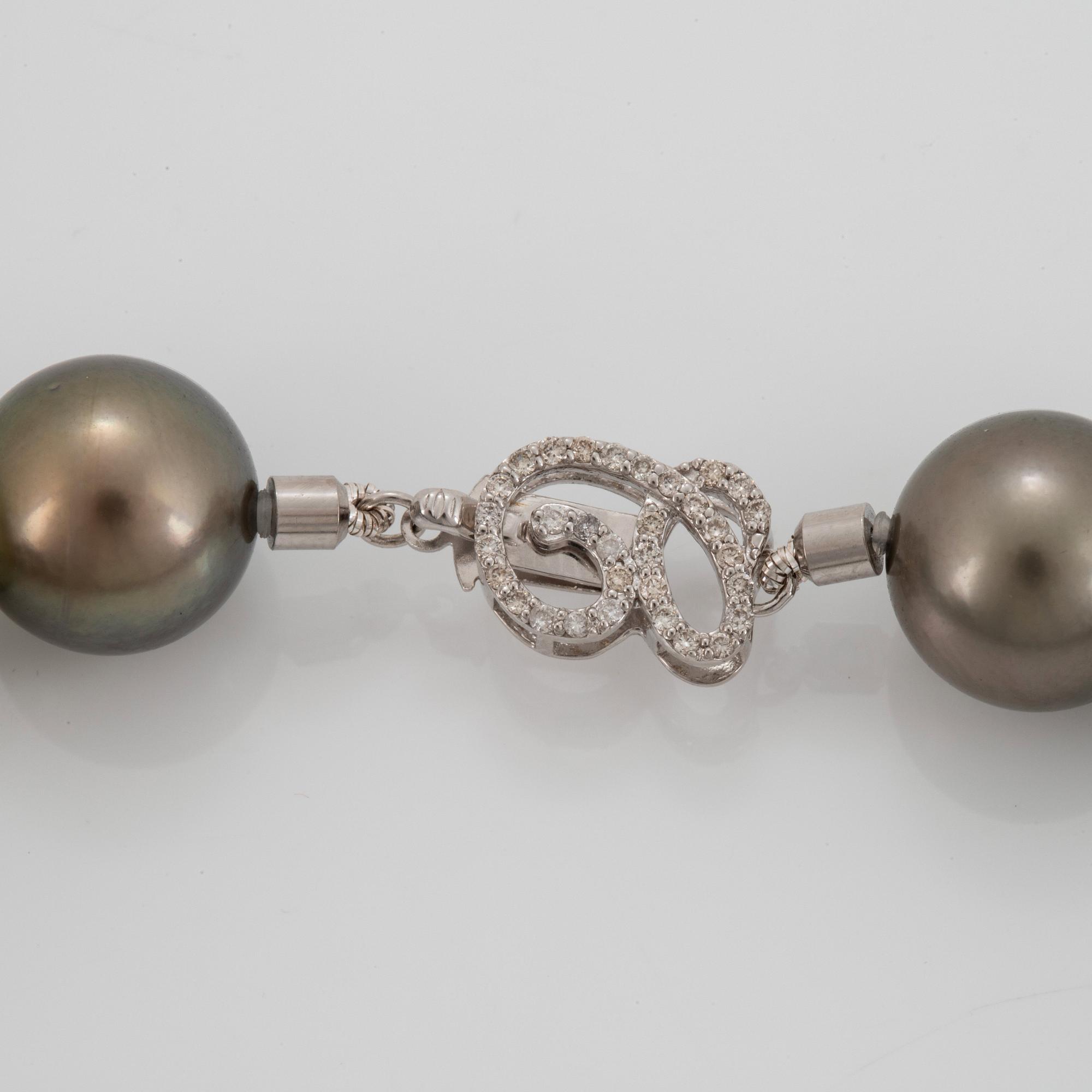 A Tahitian cultured pearl necklace.