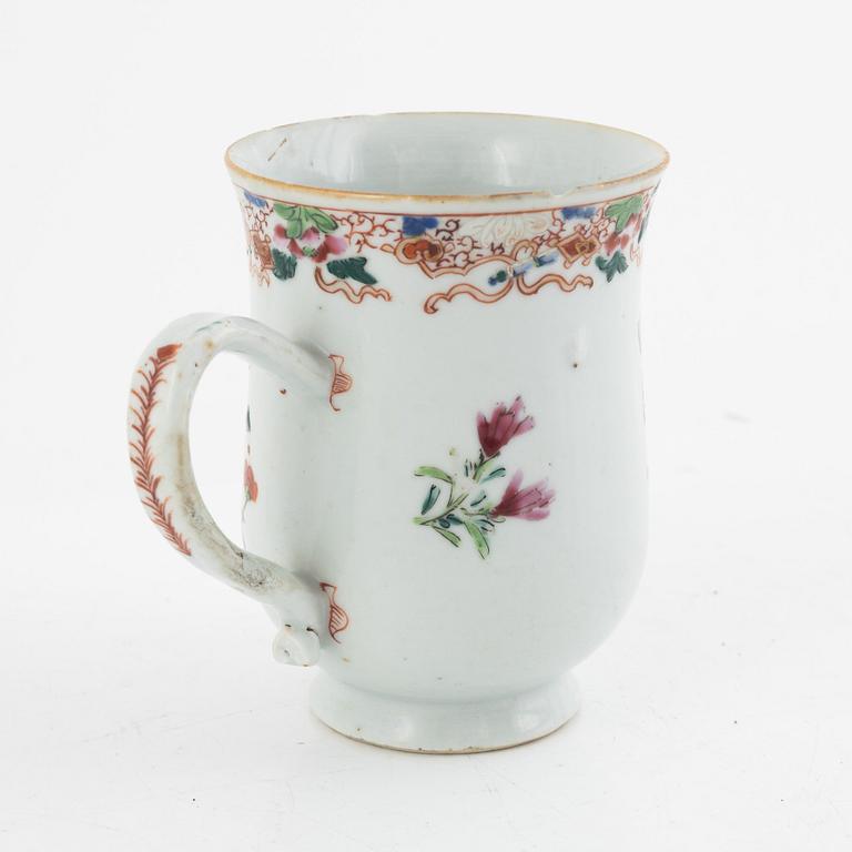 A Chinese famille rose porcelain mug, Qing dynasty, Qianlong (1736-95).