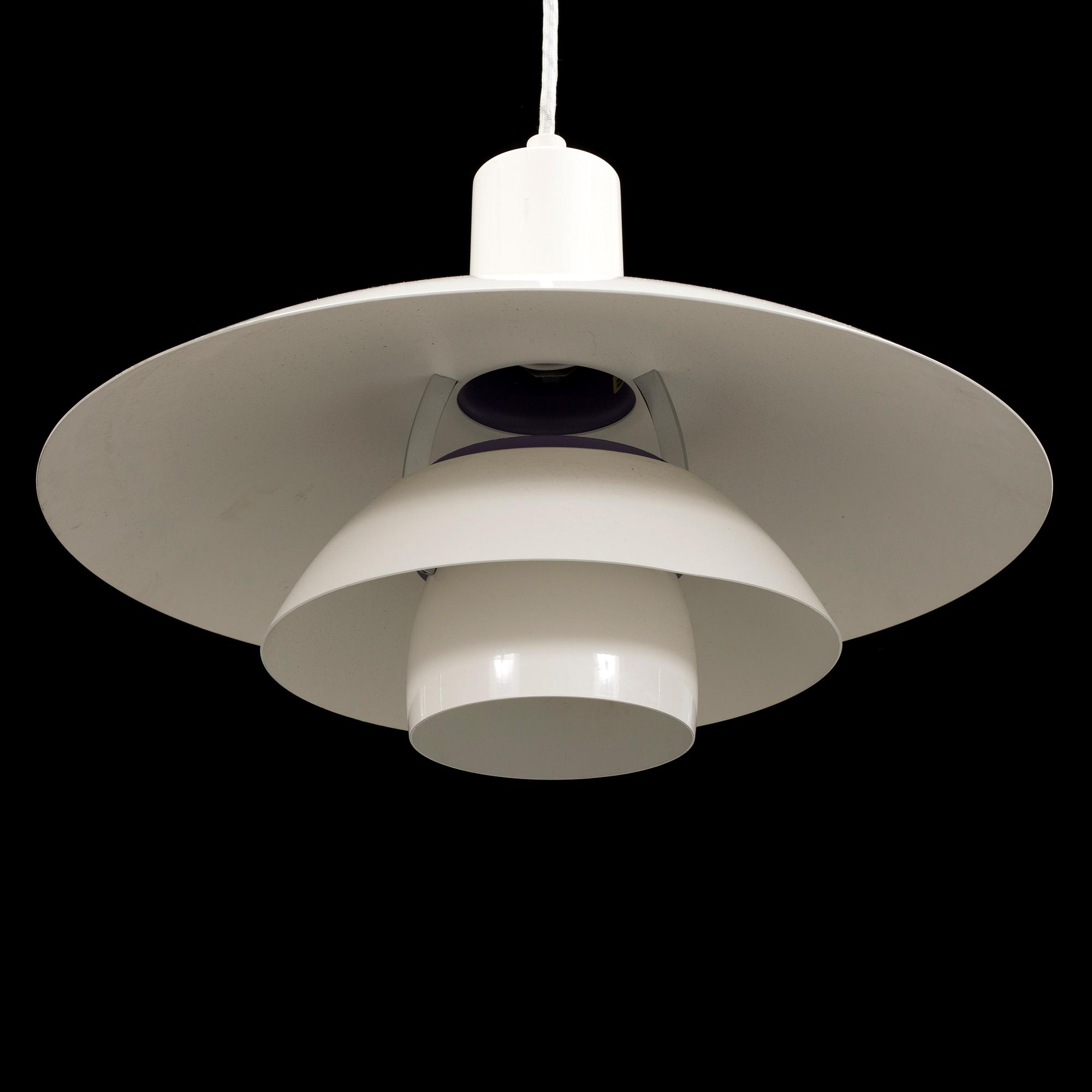 POUL HENNINGSEN, taklampa, "PH-4", för Louis Poulsen, Danmark. Höjd ca 30 cm.