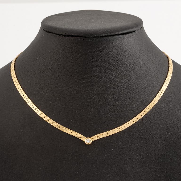 Necklace 18K gold with a round brilliant-cut diamond.