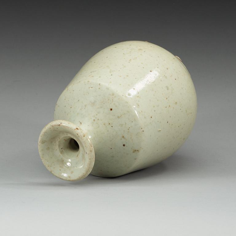 A Korean bottle, Choson, 18/19th Century.