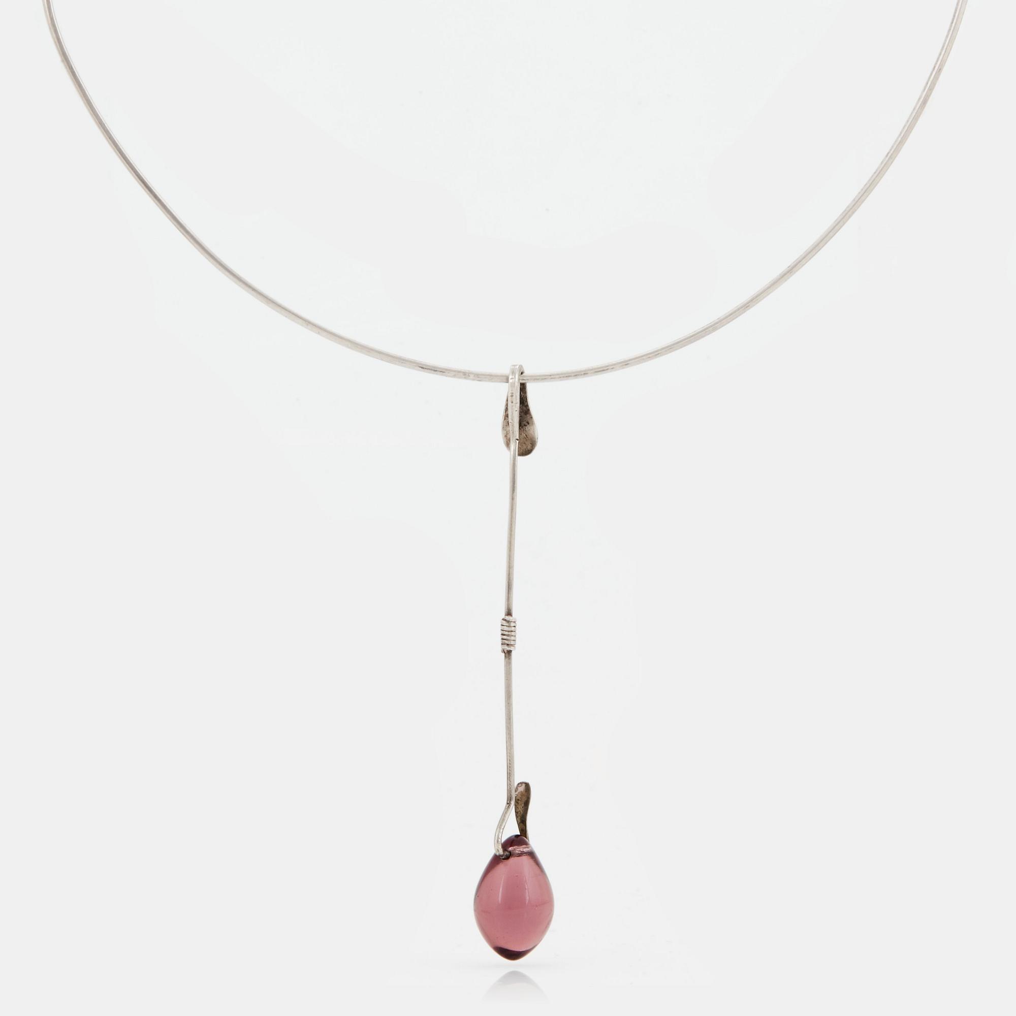 Vivianna Torun Bülow-Hübe, halsring, egen ateljé, Stockholm, ca 1952.