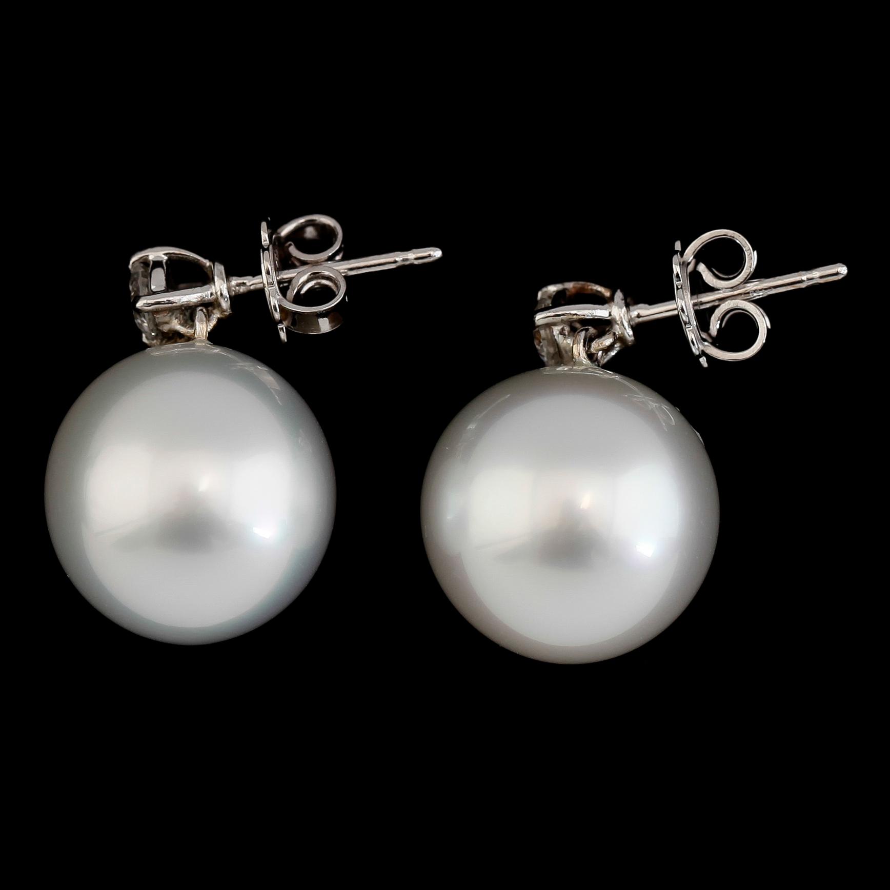 ÖRHÄNGEN, 1 par, 18K vitguld, 2 southsea pärlor, 2 briljantslipade diamanter tot ca 0.50 ct.