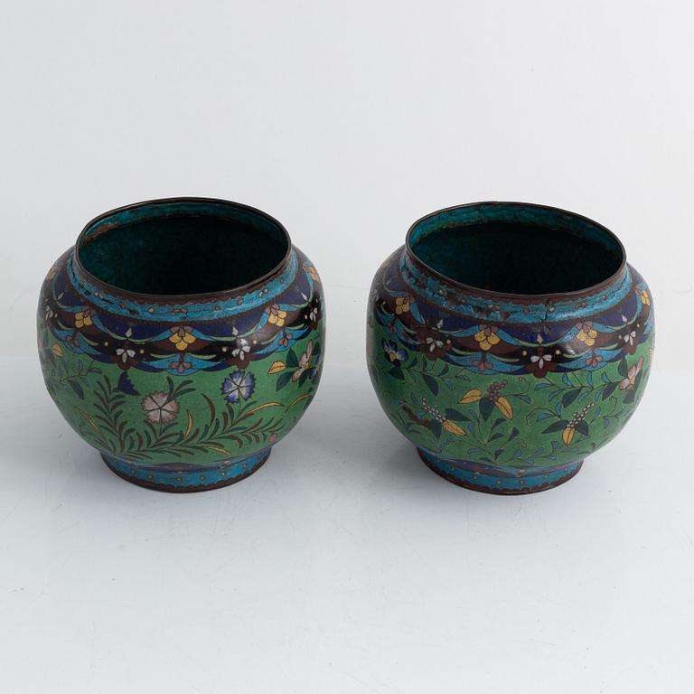 A pair och Chinese cloisoé pots, first part of the 20th century.