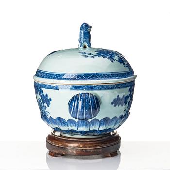 A Chinese tureen with cover, Qing dynasty, Qianlong (1736-95).