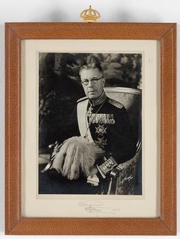 A PAIR OF ROYAL PHOTOGRAPHS WITH AUTOGRAPHS, Signed and dated, 1959.
