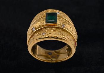 A RING, Tourmaline c. 1.20 ct, small brilliant cut diamonds, 18K gold. Size 17, weight 17,2 g.