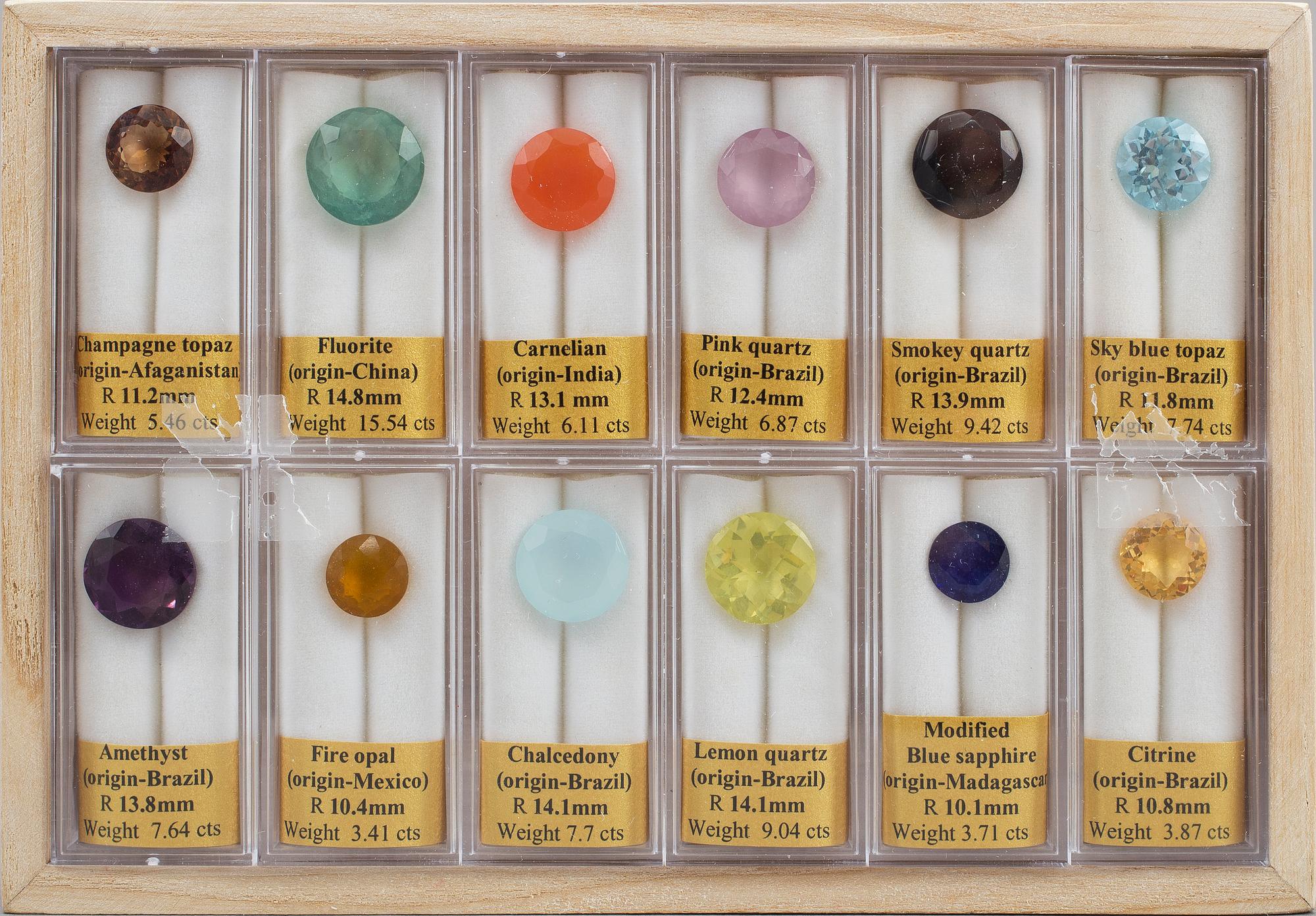 ÄDELSSTENSSAMLING. 12 etuier.