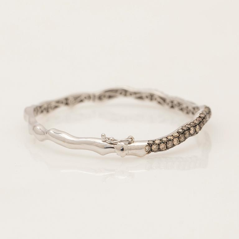 Bracelet, set with brilliant-cut diamonds and white gold.
