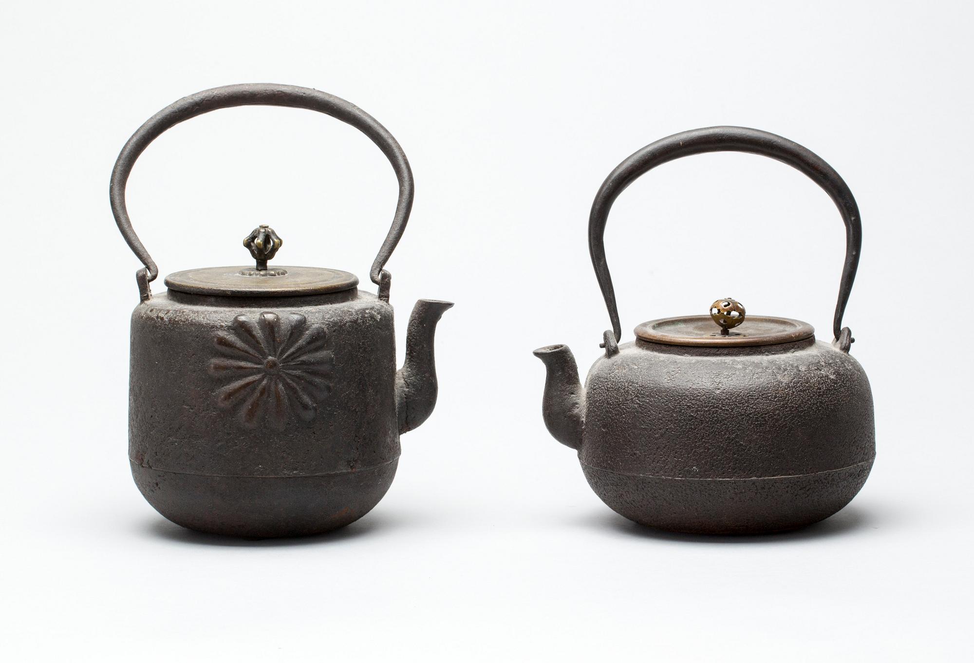 TEKANNOR, 2 st, gjutjärn, Japan, 1800-/1900-tal.