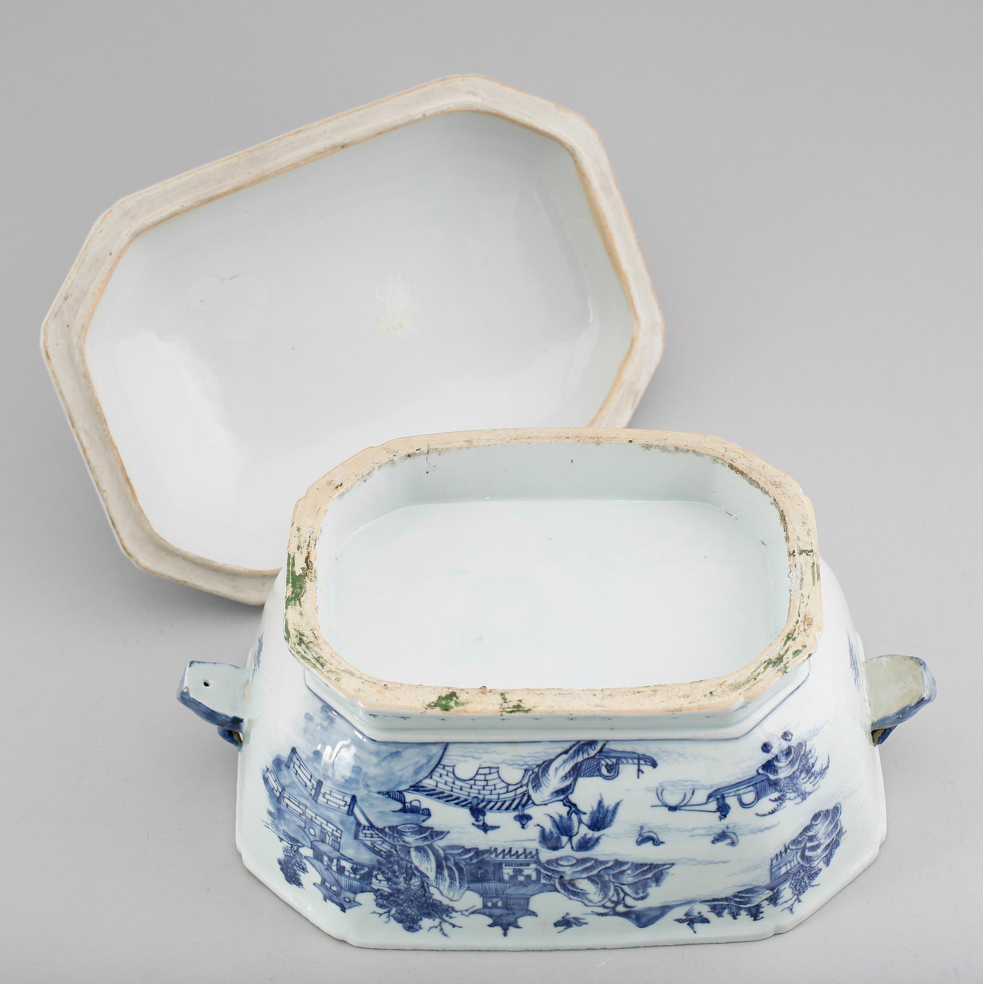 TERRIN MED LOCK, porslin, Kina, Qianlong 1736-1795.