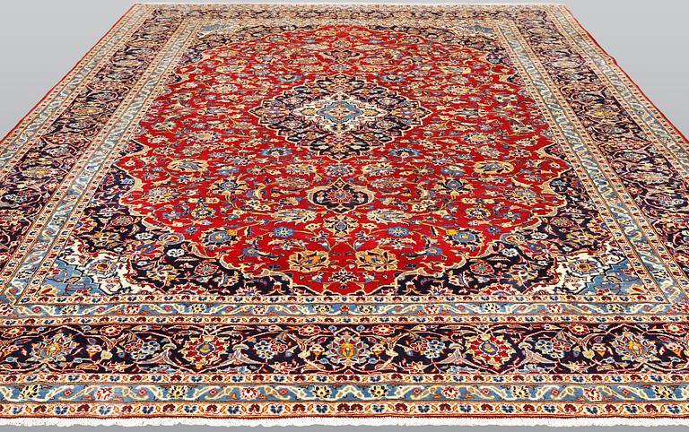 A Keshan carpet, approx. 395 x 300 cm.