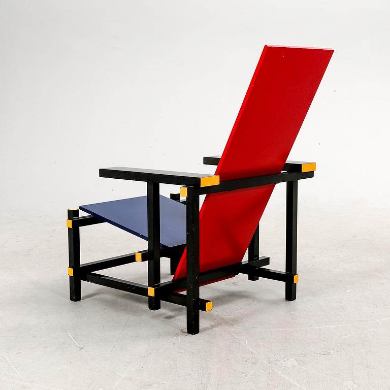 Gerrit Rietveld, fåtölj, "Red and blue chair", Cassina, formgiven 1918.