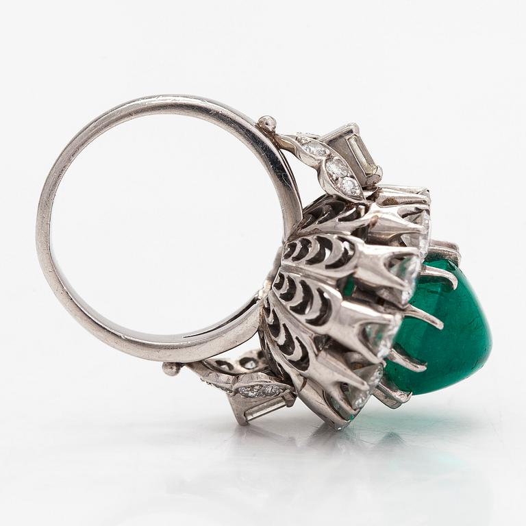Ring, platina, oval cabochonslipad smaragd ca 8.50 ct, samt diamanter tot. 2.84 ct enligt intyg.